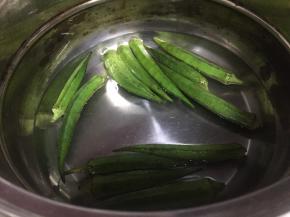 将秋葵洗干净，在清水中浸泡10分钟左右