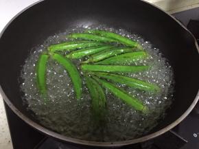 锅里加水烧开，加入秋葵焯水1分钟左右