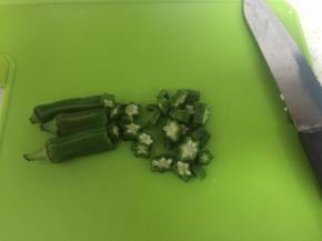 将秋葵切成厚片，秋葵有粘液，很滑，注意安全