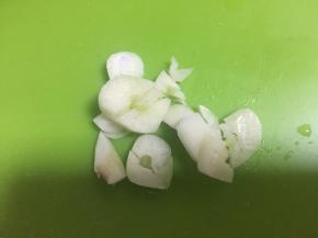 大蒜切成小丁，如有条件捣成蒜泥