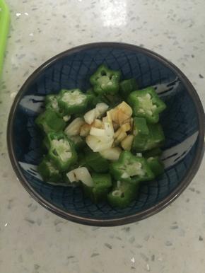 秋葵里放入蒜泥、鲜酱油拌匀即可