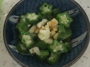 秋葵里放入蒜泥、鲜酱油拌匀即可