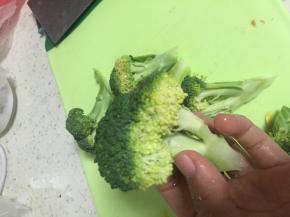 准备西兰花在水中泡15分钟