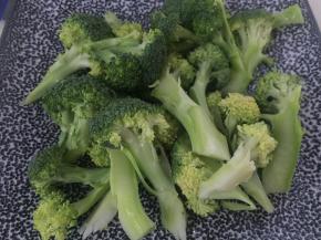 将西兰花，洗净，切成小枝