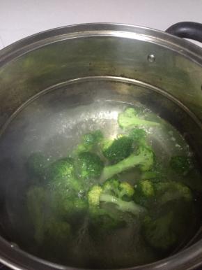 在锅里加入水，烧开，将西兰花煮熟
