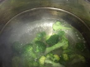 在锅里加入水，烧开，将西兰花煮熟
