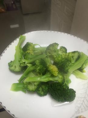 将煮好的西兰花捞出