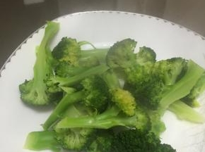 将煮好的西兰花捞出