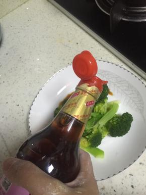 加入鲜酱油、醋，拌匀