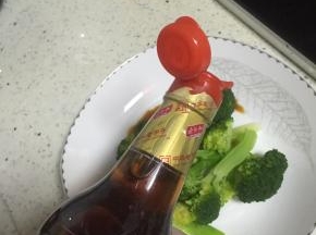 加入鲜酱油、醋，拌匀
