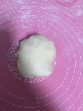 加入水和面，然后醒面15分钟