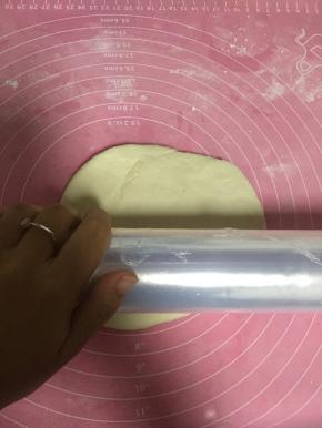 拿出醒好的面，切成小楔子，擀成面皮