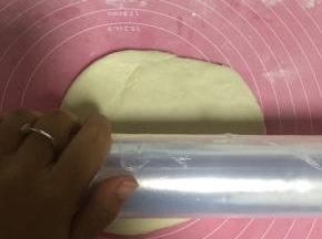 拿出醒好的面，切成小楔子，擀成面皮