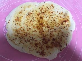 用手拿着面饼四处抹匀