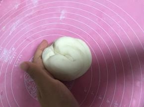 再从新捏成团，擀开，撒上麻辣粉和油，重复之前操作