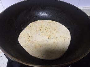 在锅中加入一点点油，将面饼放入