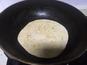 在锅中加入一点点油，将面饼放入