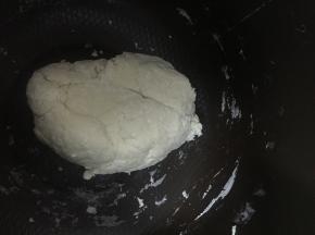 加入水和面，然后醒面15分钟