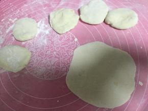 拿出醒好的面，切成小楔子，擀成极薄的面皮