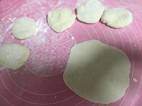 拿出醒好的面，切成小楔子，擀成极薄的面皮