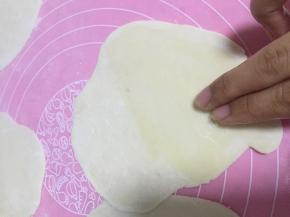 在面皮上抹上橄榄油，防止蒸的时候沾粘