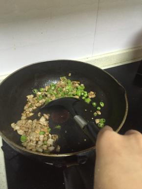 依据自己的喜好，炒需要包的配菜，我喜欢辣椒炒肉