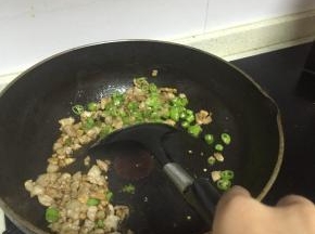 依据自己的喜好，炒需要包的配菜，我喜欢辣椒炒肉