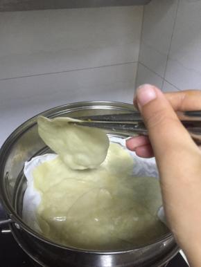 拿出蒸熟的面皮