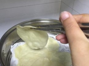 拿出蒸熟的面皮