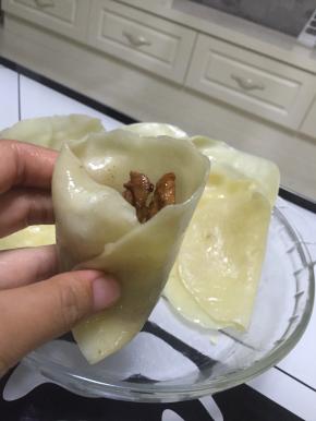 将面皮和配菜装盘即可，然后用面皮卷着吃