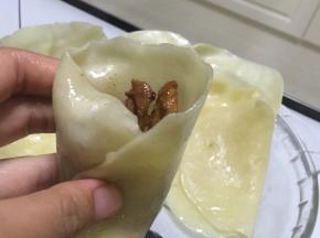 将面皮和配菜装盘即可，然后用面皮卷着吃