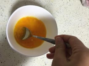 需要鸡蛋2个，打碎，加入少许盐调味