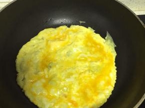 在锅中加入少量的油，摊成蛋饼