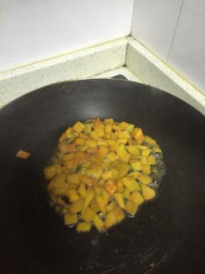 加入少量的水，把南瓜煮烂