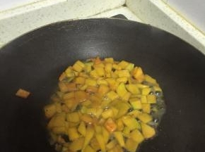 加入少量的水，把南瓜煮烂