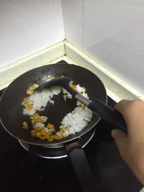 翻炒3-5分钟，南瓜已烂，且入味，加入米饭，一起翻炒，使得米饭被南瓜汁涂抹均匀