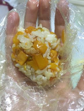 拿出炒好的南瓜饭，捏成长条团子