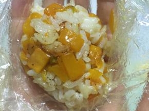 拿出炒好的南瓜饭，捏成长条团子