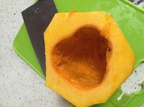 将南瓜洗干净，去皮去瓤