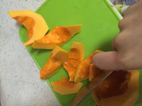 将南瓜切块