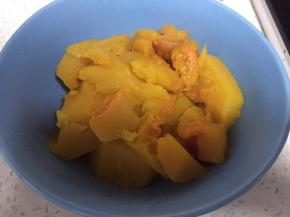 锅中加入水，南瓜块蒸煮5分钟，煮烂成泥