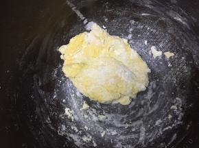 锅内加入面粉，将南瓜泥加入，揉匀