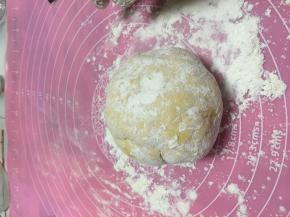 醒面5分钟，在面团上撒上面粉，揉至光滑的面团