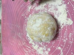 醒面5分钟，在面团上撒上面粉，揉至光滑的面团