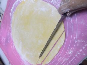 将面团擀开，撒上面粉，切条