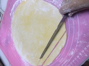 将面团擀开，撒上面粉，切条