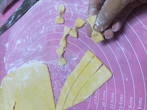 将小面条捏成蝴蝶状