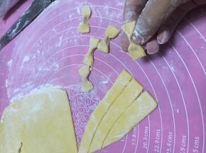 将小面条捏成蝴蝶状