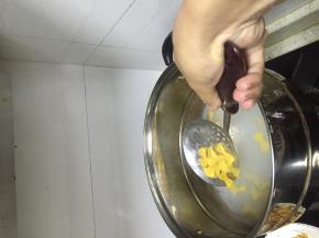 在锅内加入水，煮沸，加入蝴蝶面，煮5分钟左右