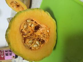 将南瓜洗干净，去皮去瓤